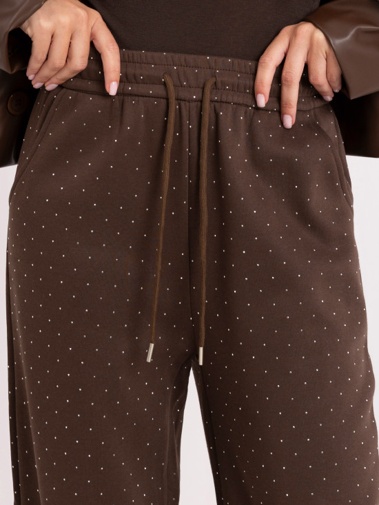 Brązowe szerokie spodnie dresowe z aplikacją