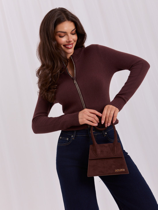 Elegancki brązowy sweter ze stójką i cyrkoniami