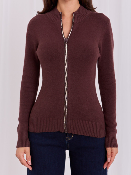 Elegancki brązowy sweter ze stójką i cyrkoniami