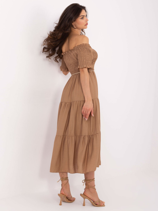 Elegancka rozkloszowana sukienka w camelowym kolorze