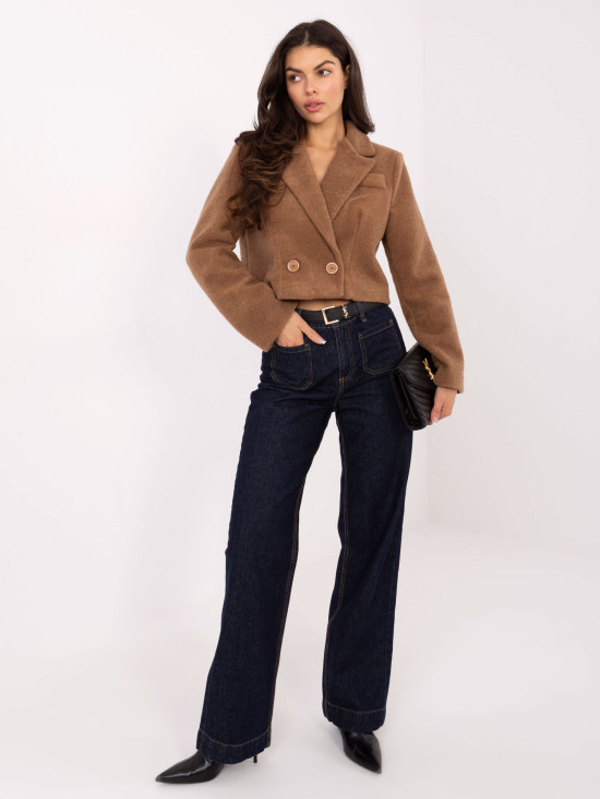 Krótki elegancki płaszcz w kolorze camelowym