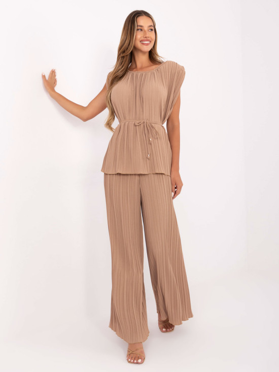 Elegancki komplet w kolorze camel