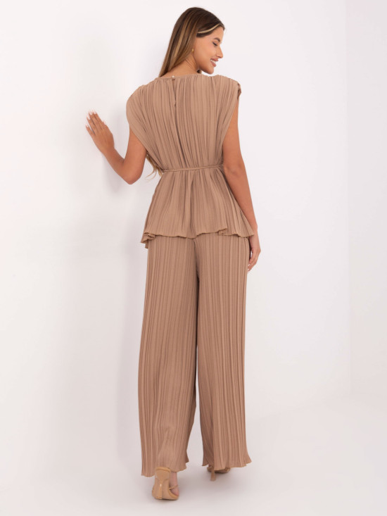 Elegancki komplet w kolorze camel