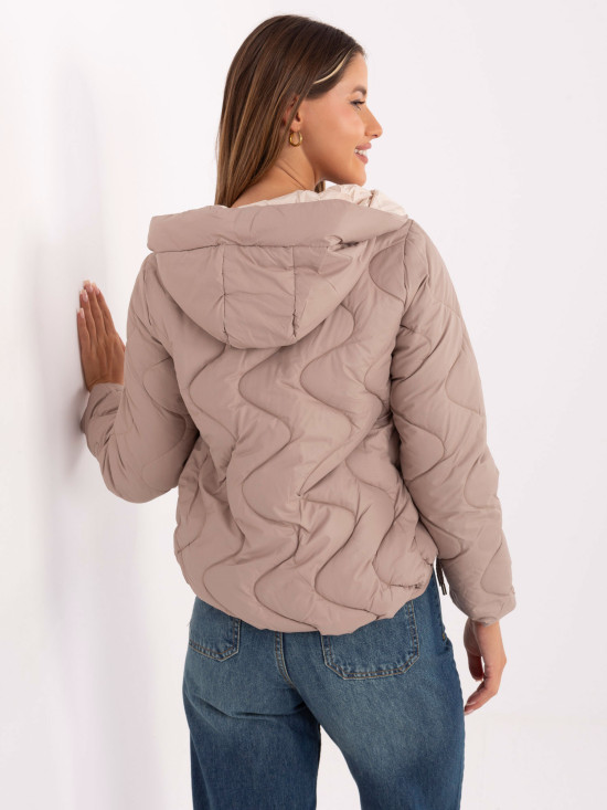 Wygodna beżowa kurtka pikowana z kapturem