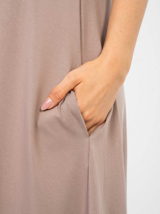 Beżowa sukienka maxi z dekoltem w serek i kieszeniami