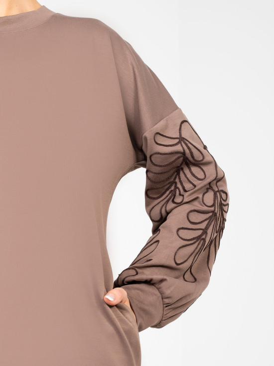 Beżowa mini sukienka z haftem i bufiastym rękawem