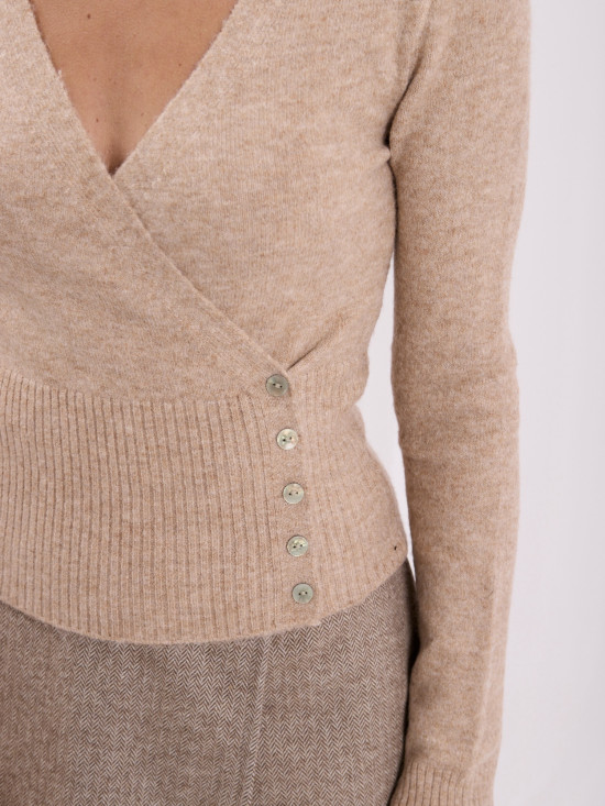 Elegancki ciemnobeżowy sweter z kopertowym dekoltem