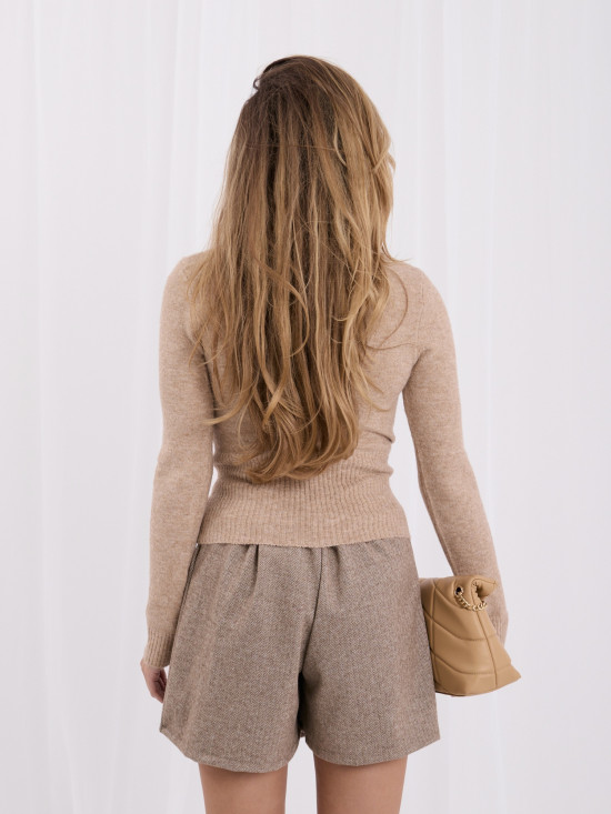 Elegancki ciemnobeżowy sweter z kopertowym dekoltem