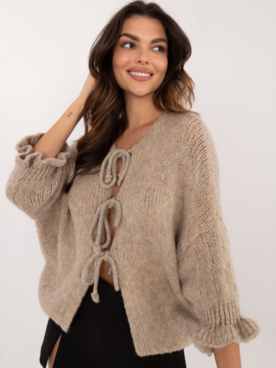 Stylowy beżowy sweter z 3/4 rękawami