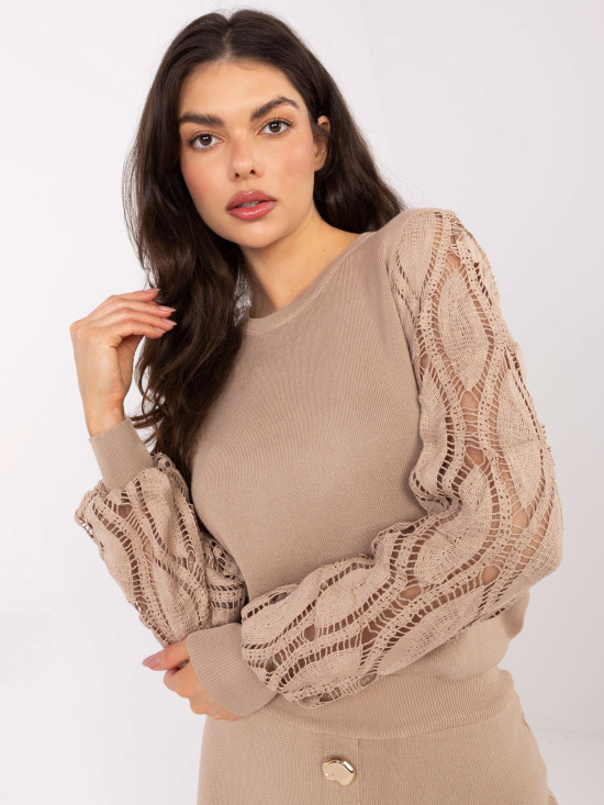 Elegancki beżowy sweter z bufiastymi rękawami