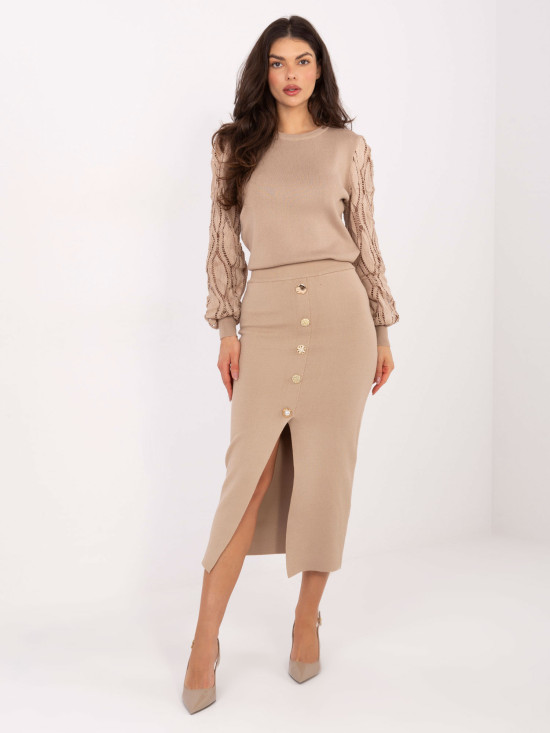 Elegancki beżowy sweter z bufiastymi rękawami