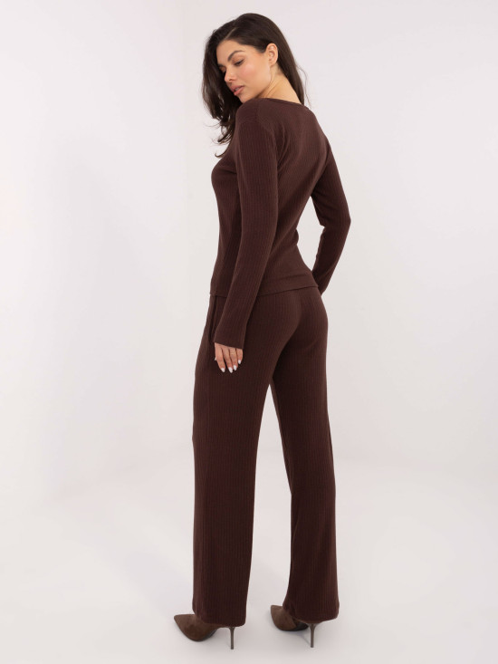 Brązowy prążkowany sweter z dekoltem V