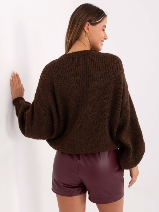 Brązowy sweter z okrągłym dekoltem i bufiastymi rękawami