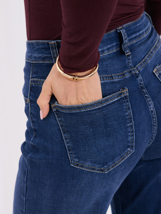 Ciemnoniebieskie mom jeans z wysokim stanem