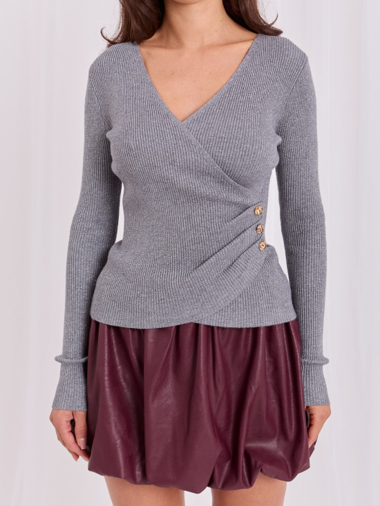 Elegancki szary sweter z kopertowym dekoltem