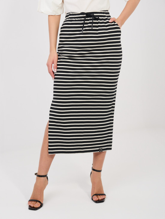 Czarna spódnica midi w paski z kieszeniami