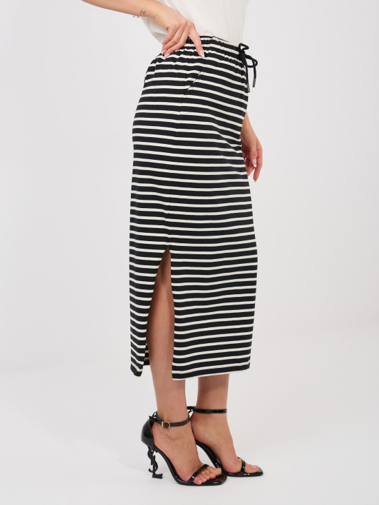 Czarna spódnica midi w paski z kieszeniami