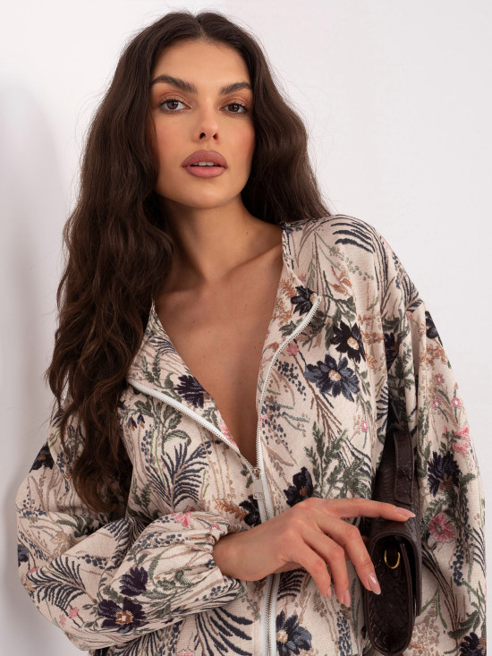 Czarna bomberka w kwiaty z bufiastymi rękawami