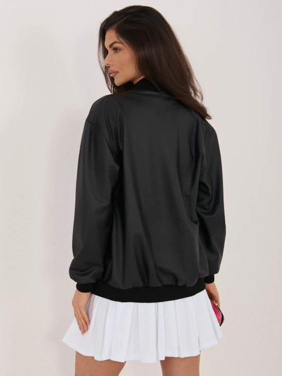 Czarna przejściowa kurtka z ekoskóry ze stójką