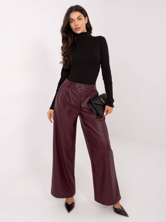 Czarna prążkowana bluzka z golfem