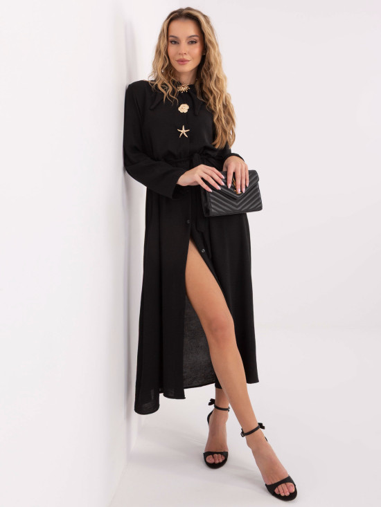 Czarna rozkloszowana sukienka midi z paskiem i broszką