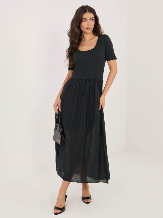 Czarna rozkloszowana sukienka midi z podszewką