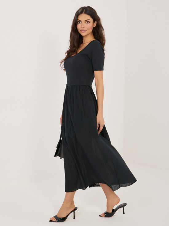 Czarna rozkloszowana sukienka midi z podszewką