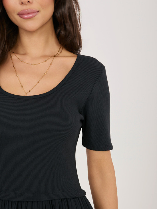 Czarna rozkloszowana sukienka midi z podszewką