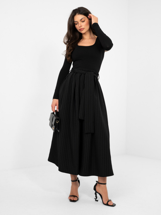 Czarna elegancka spódnica midi w paski z paskiem i kieszeniami