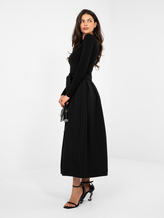 Czarna elegancka spódnica midi w paski z paskiem i kieszeniami