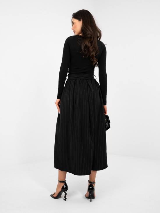 Czarna elegancka spódnica midi w paski z paskiem i kieszeniami