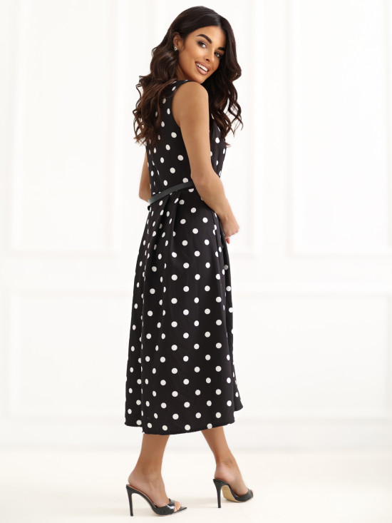 Czarna rozkloszowana sukienka midi w grochy z paskiem