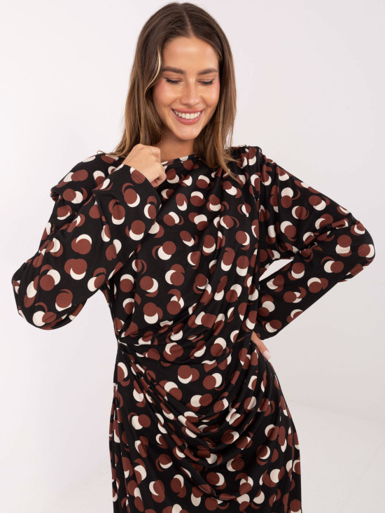 Czarna midi sukienka z geometrycznym wzorem i marszczeniem