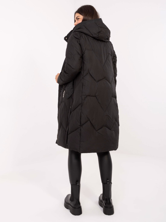 Długi czarny pikowany płaszcz z kapturem