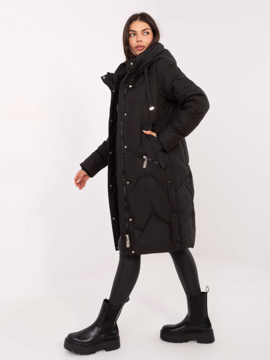 Długi czarny pikowany płaszcz z kapturem