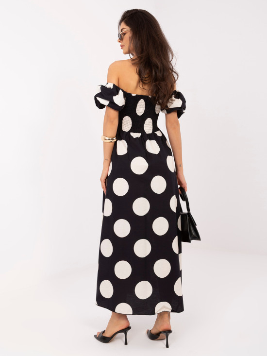 Czarna sukienka maxi w grochy z hiszpańskim dekoltem