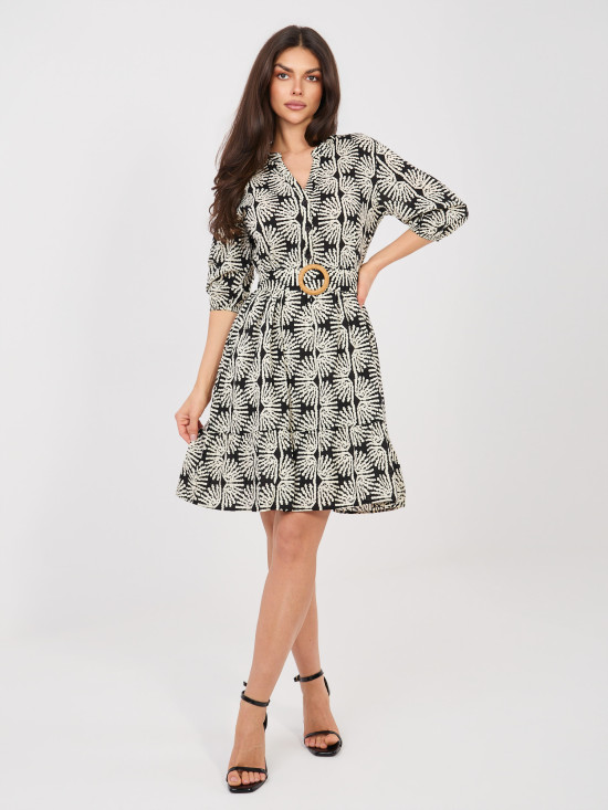 Czarna sukienka z paskiem i falbaną