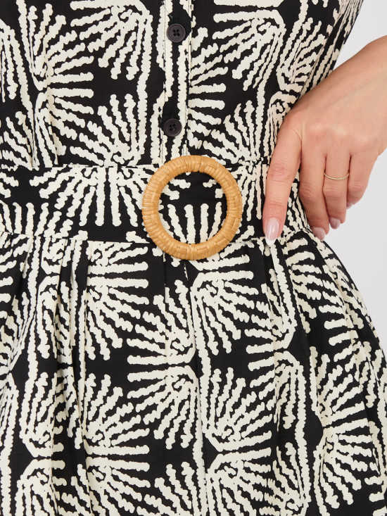 Czarna sukienka z paskiem i falbaną