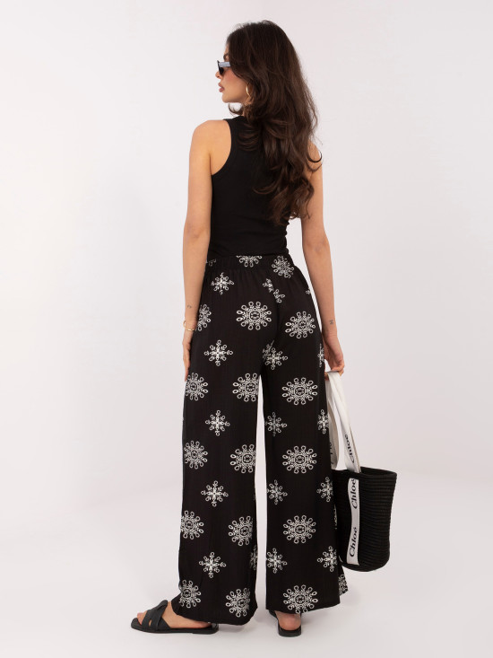 Czarne spodnie palazzo z paskiem i nadrukiem