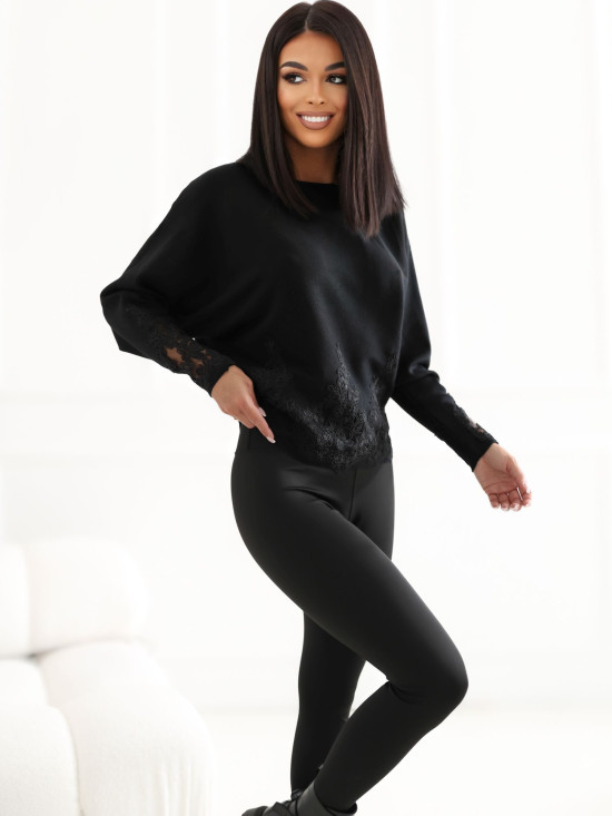 Elegancki czarny sweter z koronką