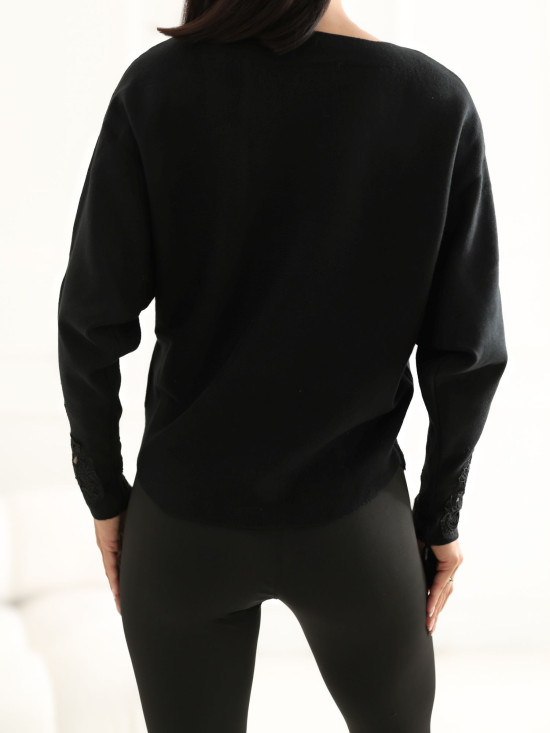 Elegancki czarny sweter z koronką
