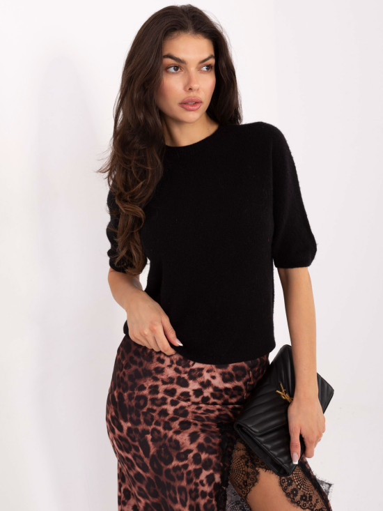 Czarny sweter z krótkim rękawem i okrągłym dekoltem