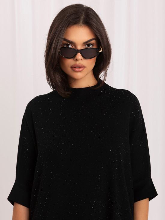 Elegancki czarny sweter z aplikacją i półgolfem