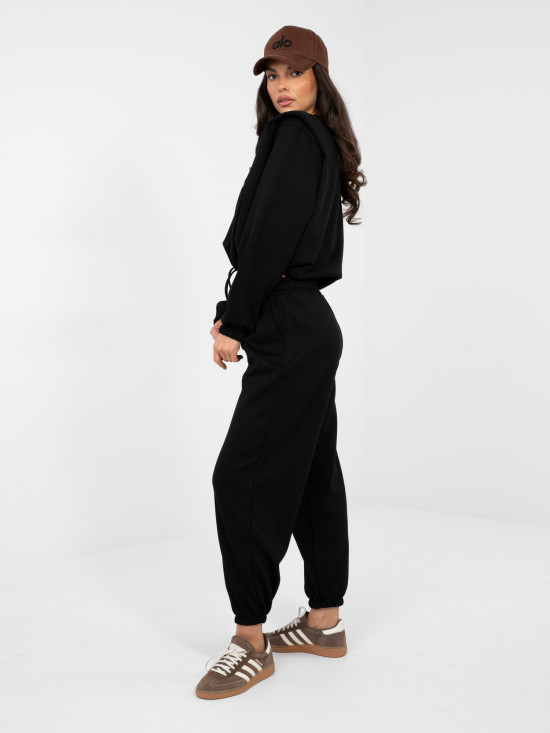 Czarny damski komplet z wiązaniem i poduszkami na ramionach