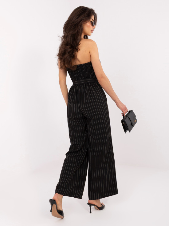 Czarny kombinezon w paski z paskiem i szerokimi nogawkami