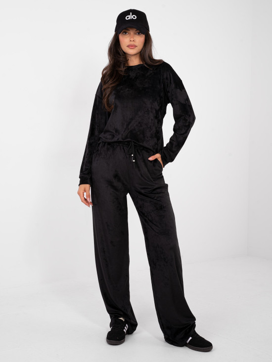 Czarny komplet damski z długim rękawem i ozdobnymi detalami