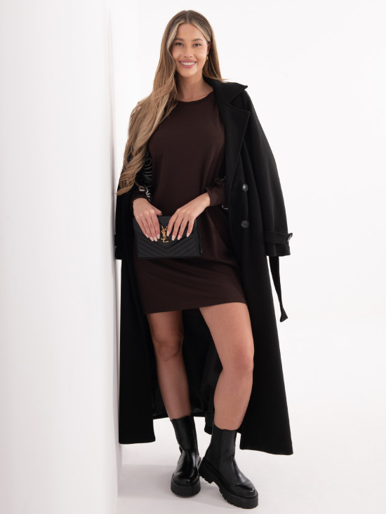 Krótka brązowa sukienka z haftem i bufiastymi rękawami