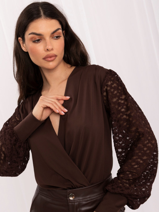 Eleganckie ciemnobrązowe body z koronką i bufiastymi rękawami