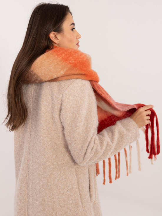 Czerwony szal w kratkę