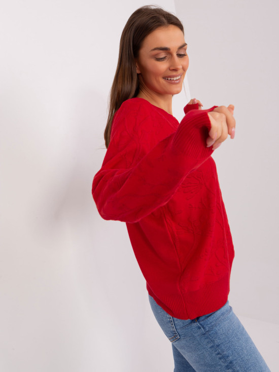 Czerwony sweter klasyczny we wzory